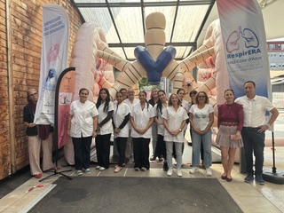 L'équipe du dépistage du cancer du poumon devant le poumon géant RespirERA à Levens