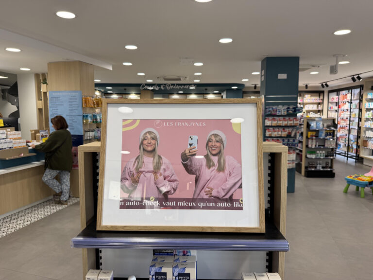 Affiche de sensibilisation à l'autopalpation exposée dans la pharmacie de Levens