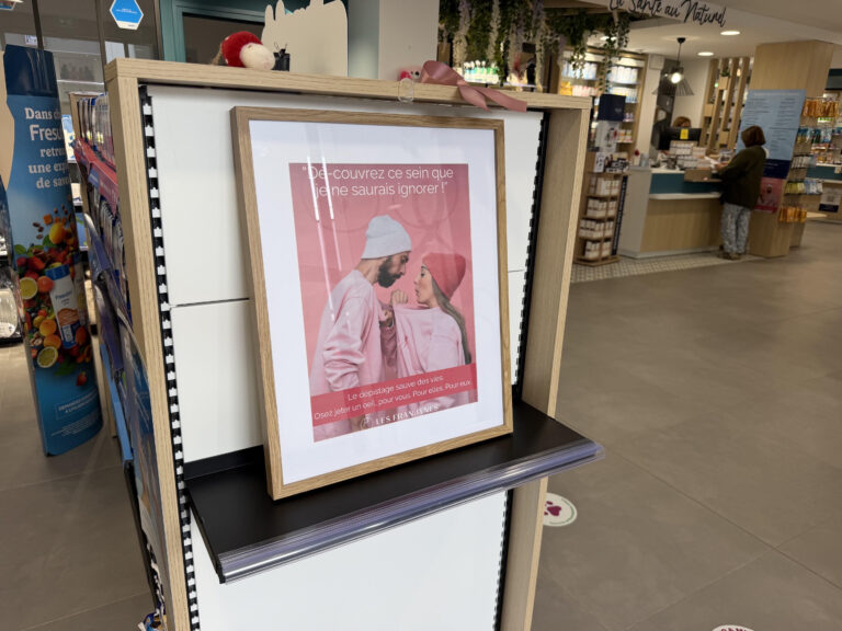 Affiche « Le dépistage sauve des vies » exposée dans la pharmacie de Levens