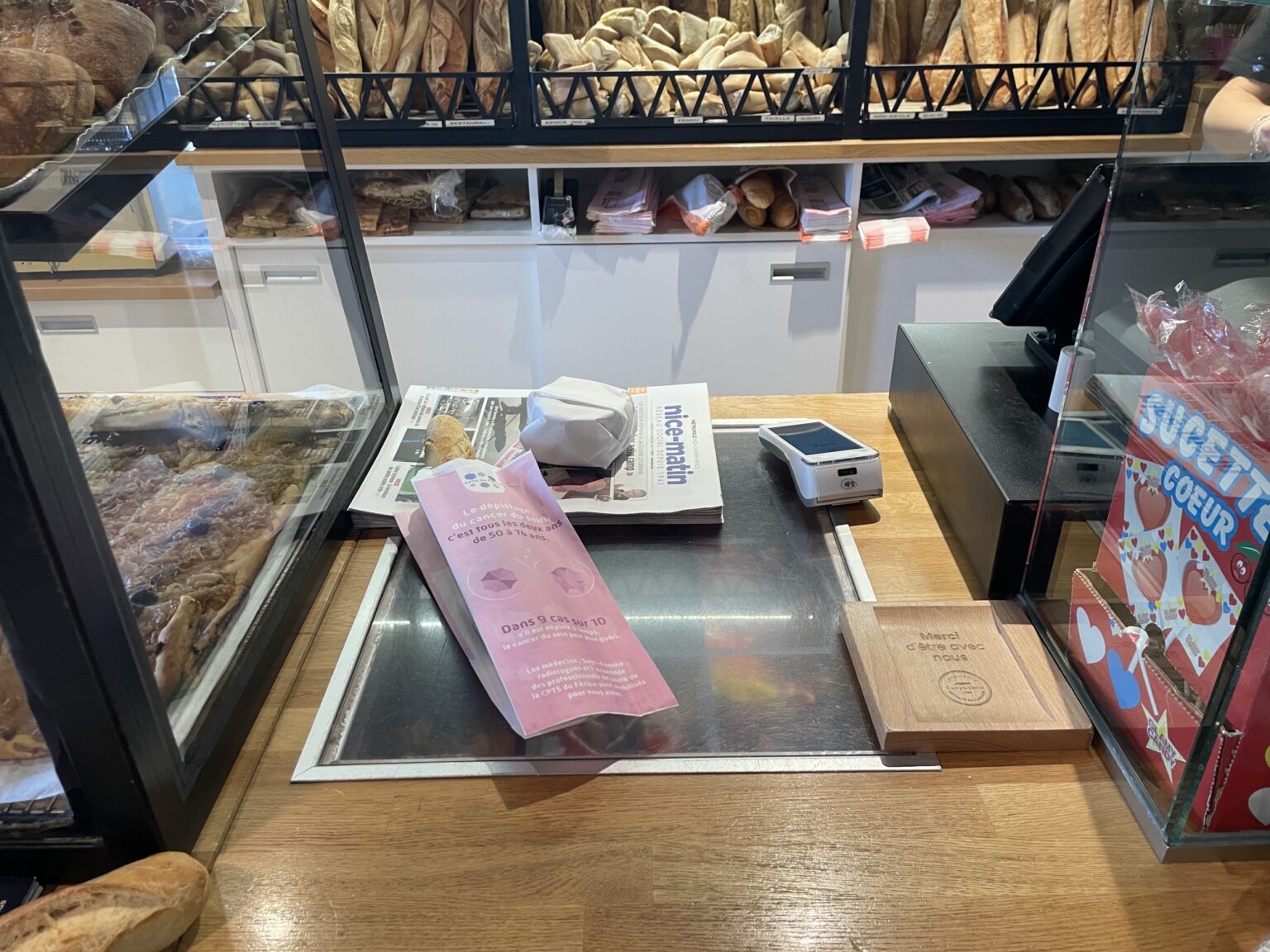 Sac à pain Octobre Rose posé sur le comptoir d'une boulangerie du territoire de la CPTS du Férion